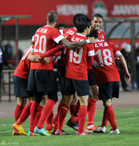 关于大连人客场不敌河南建业，遭遇两连败的信息