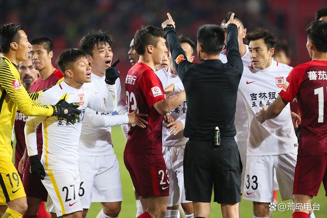 强队力争夺冠军，球员拼尽全力战至最后