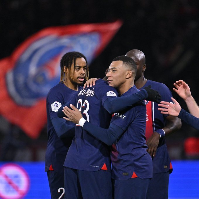 开云官方app入口-包含巴黎聖日耳曼再次奏凱，穩坐勝利寶座的词条