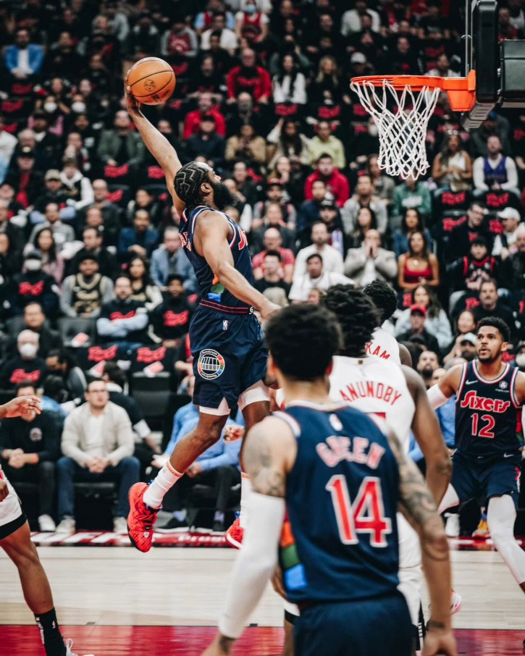 哥伦比亚橄榄球队大胜，晋级半决赛