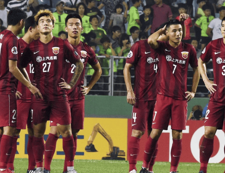 开云体育官方网站-国际足坛转会窗口即将关闭，多支豪门球队展开激烈角逐