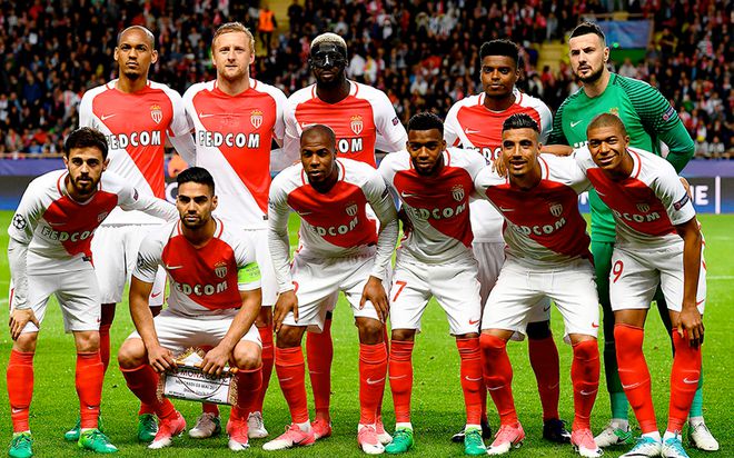 摩纳哥球员在比赛中险遭红牌罚下