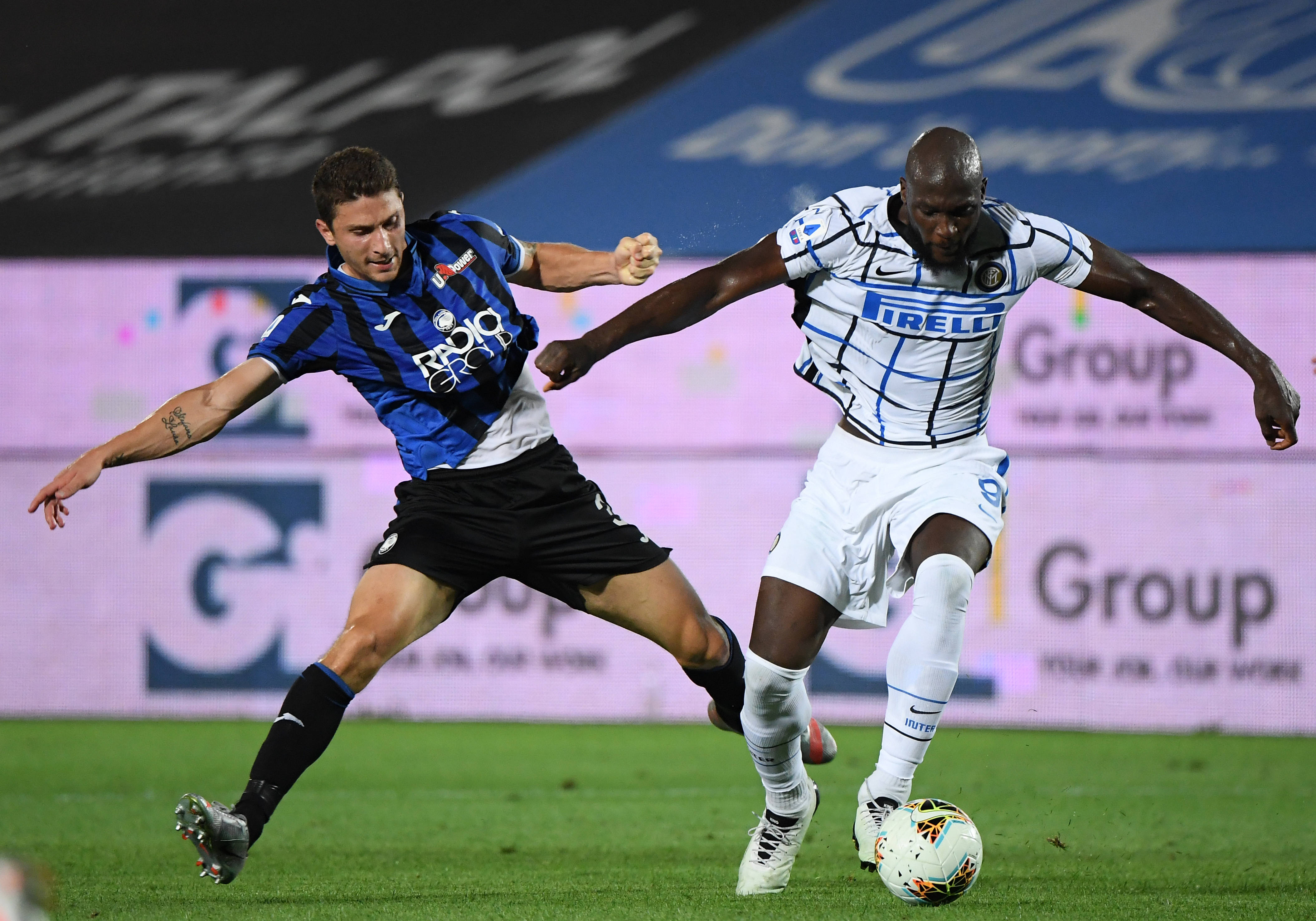 足球比赛强力对碰,胜负难料 足球比赛强力对碰,胜负难料