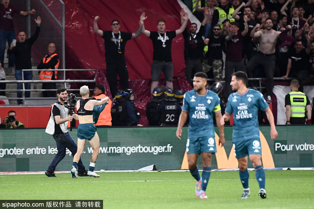 关于阿尔维斯破门助里昂逼平南特，法甲保级之路仍坎坷的信息