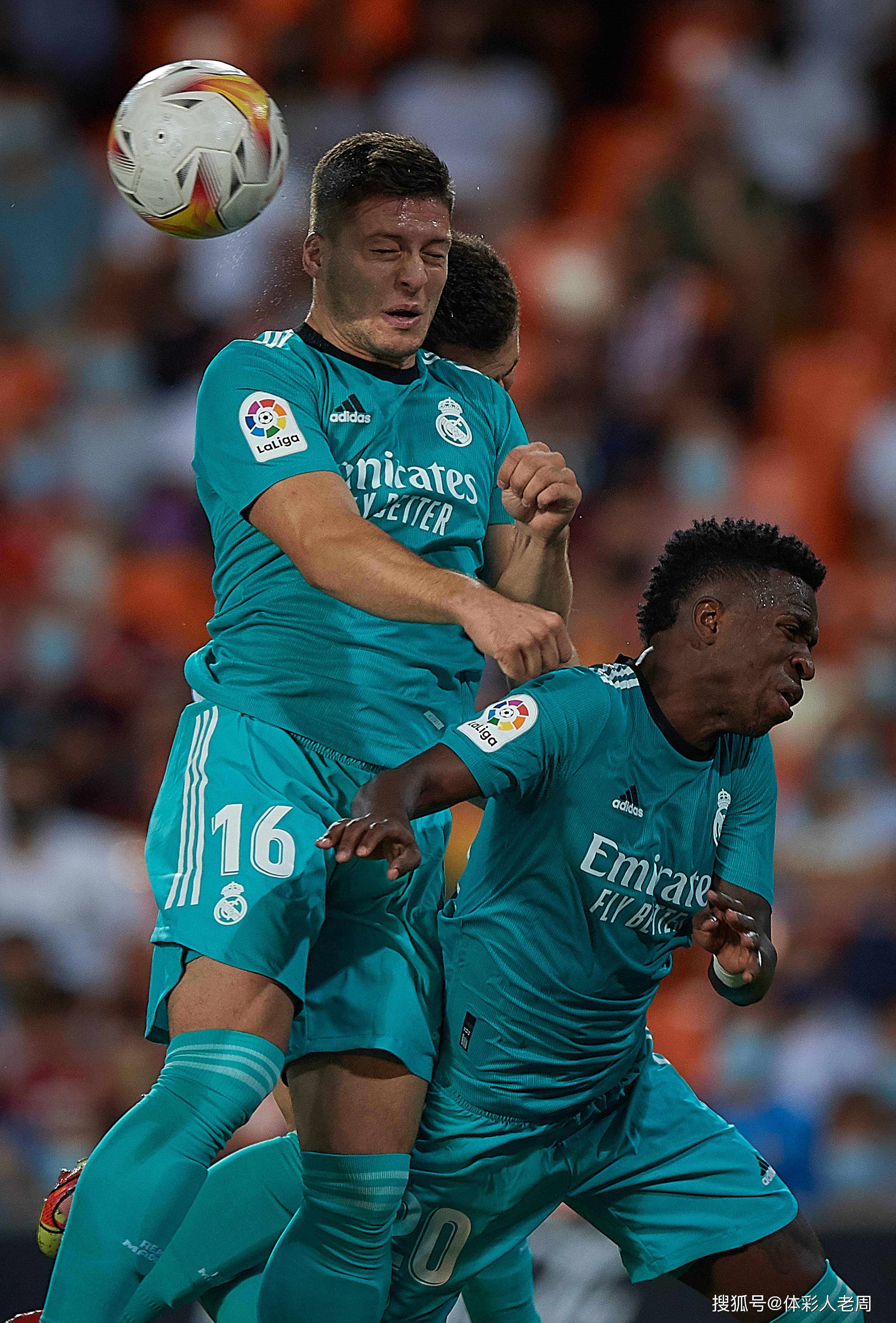 外籍球员在比赛中大放异彩,赢得球迷喝彩 外籍球员在比赛中大放异彩,赢得球迷喝彩