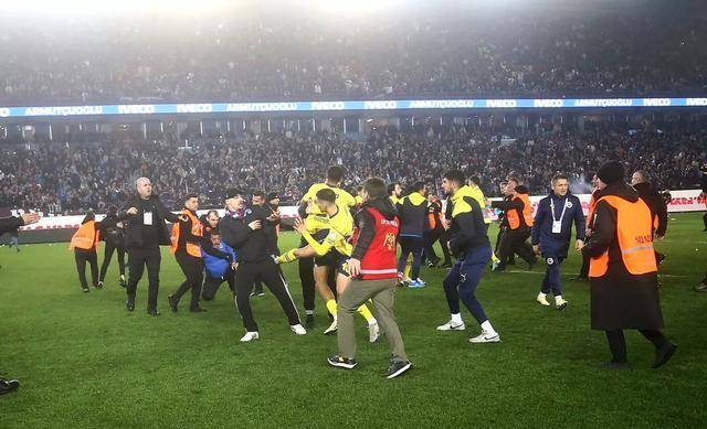 火爆现场激烈比赛中球迷的热情呐喊