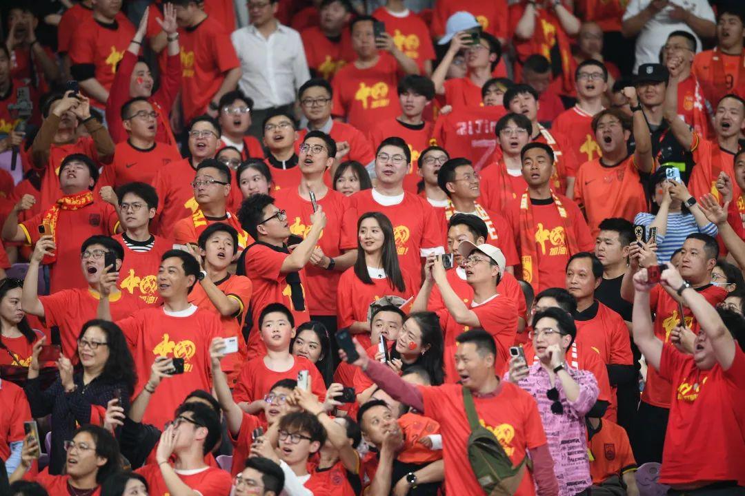 火爆现场激烈比赛中球迷的热情呐喊