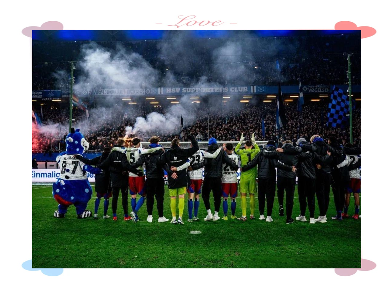 汉堡队球迷积极鼓励球员在德甲比赛中拼搏