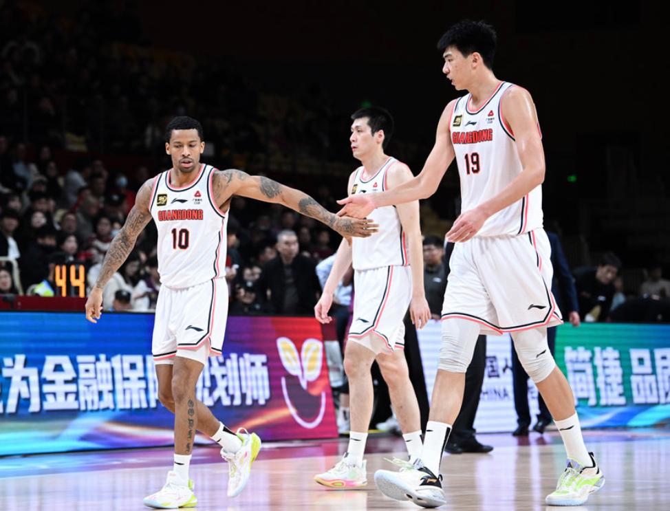 队员相互配合,带领球队击败对手的简单介绍 队员相互配合,带领球队击败对手的简单介绍