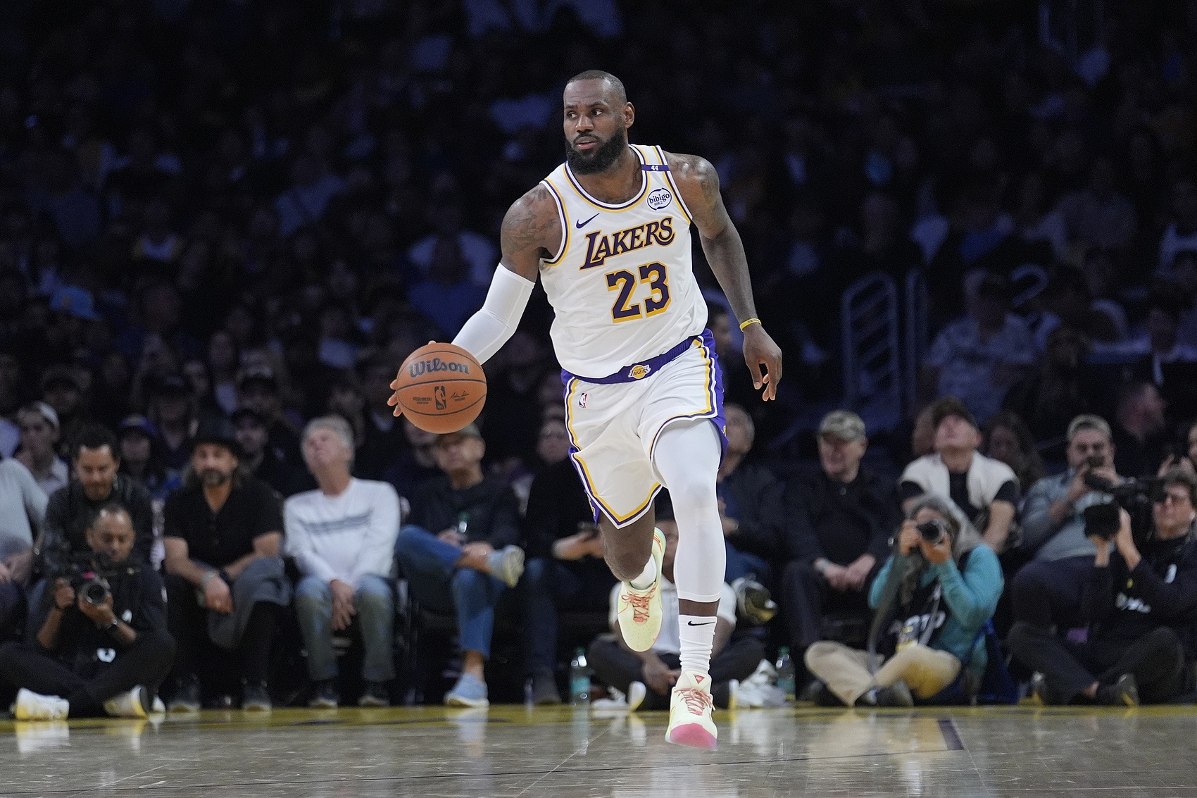 湖人擒灰熊取得两连胜,詹皇三双 湖人擒灰熊取得两连胜,詹皇三双