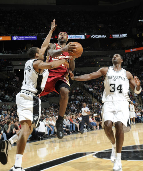 骑士鏖战马刺,乔治带队取胜 骑士鏖战马刺,乔治带队取胜